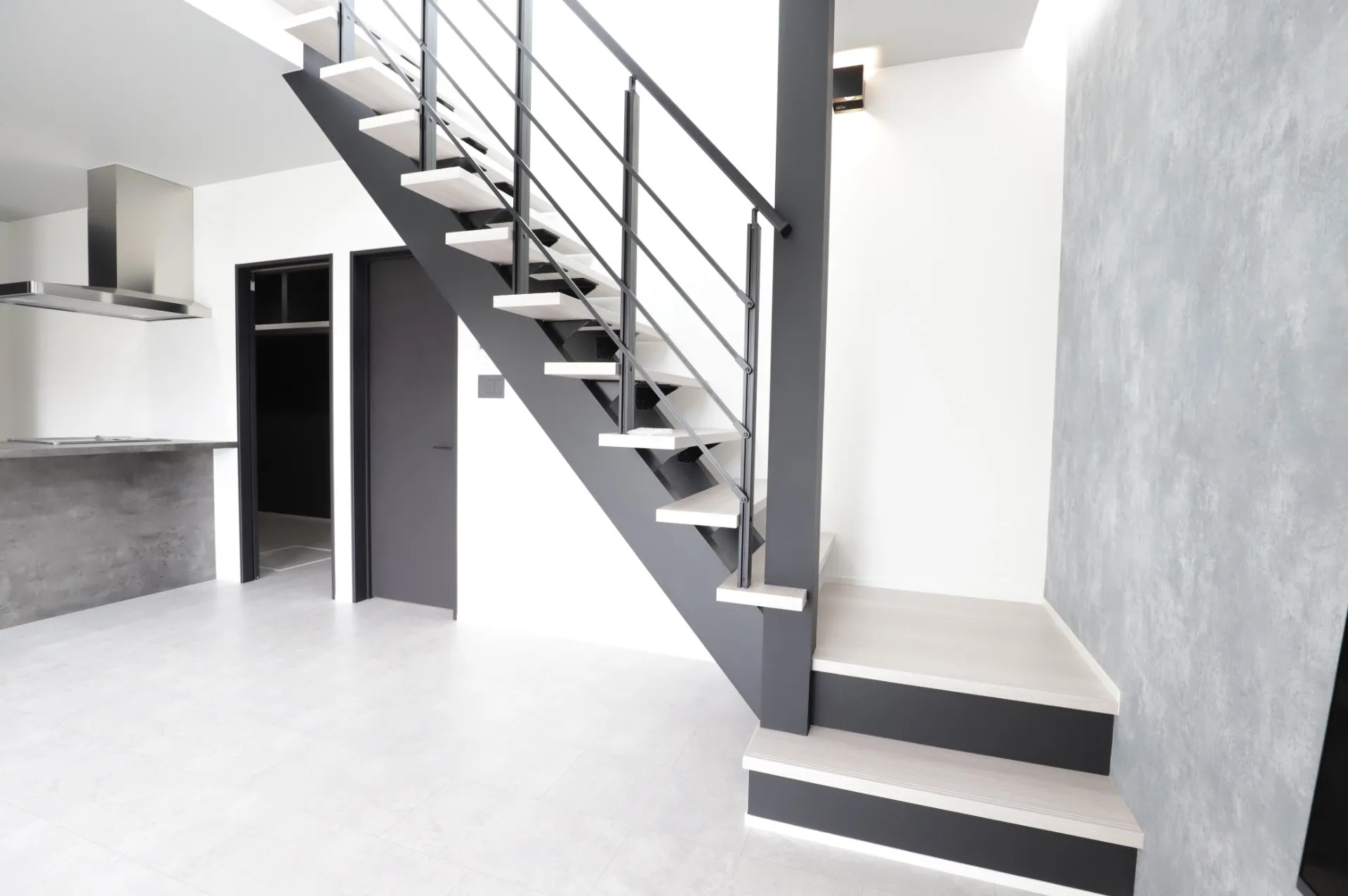 注文住宅で叶える！階段デザインと間取りで作る抜け感と収納術