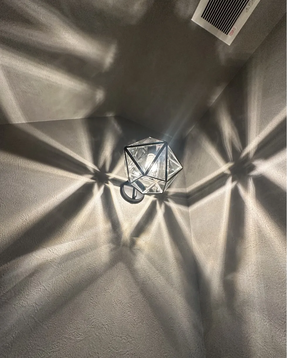 ブラケットライトは空間のポイントになるので積極的にとりいれた...