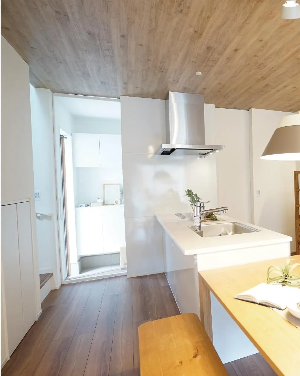 ラフィスのガラスハイドアでラグジュアリーな空間に🪞