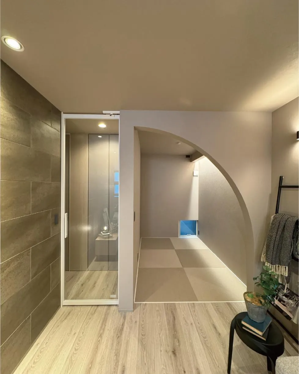 ラフィスのガラスハイドアでラグジュアリーな空間に🪞