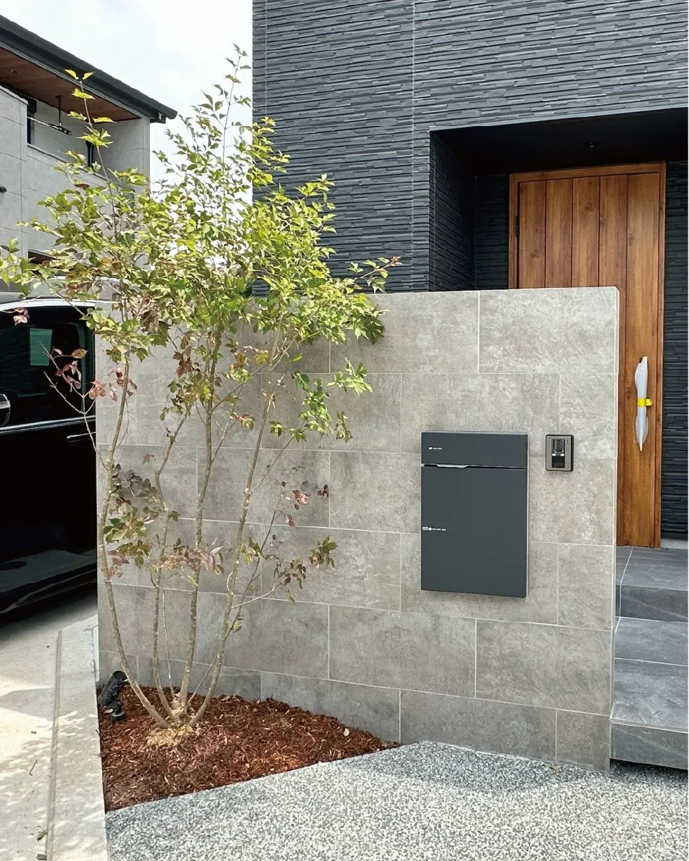 植栽と門柱でまわりとは違う外観に🌿