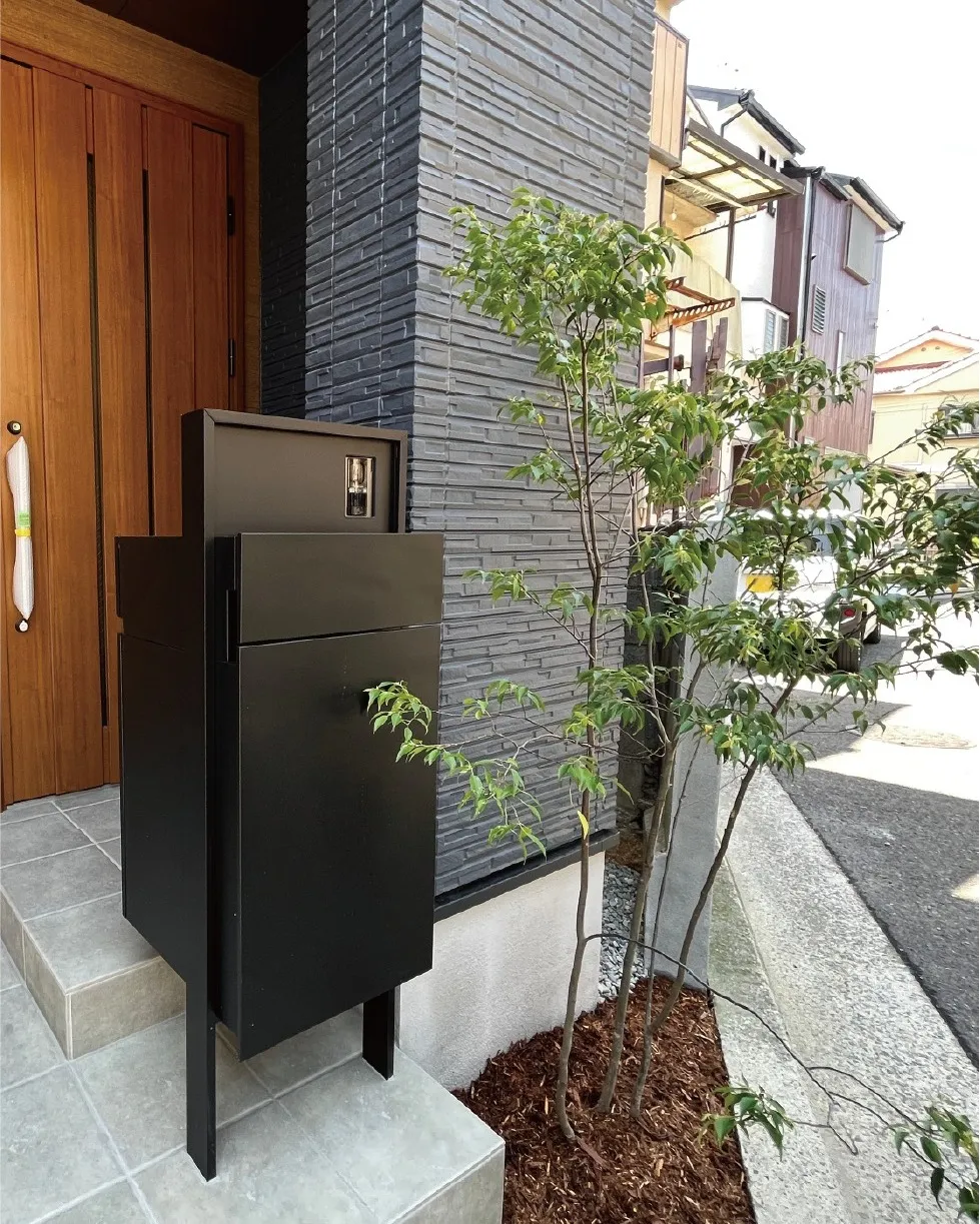 植栽と門柱でまわりとは違う外観に🌿
