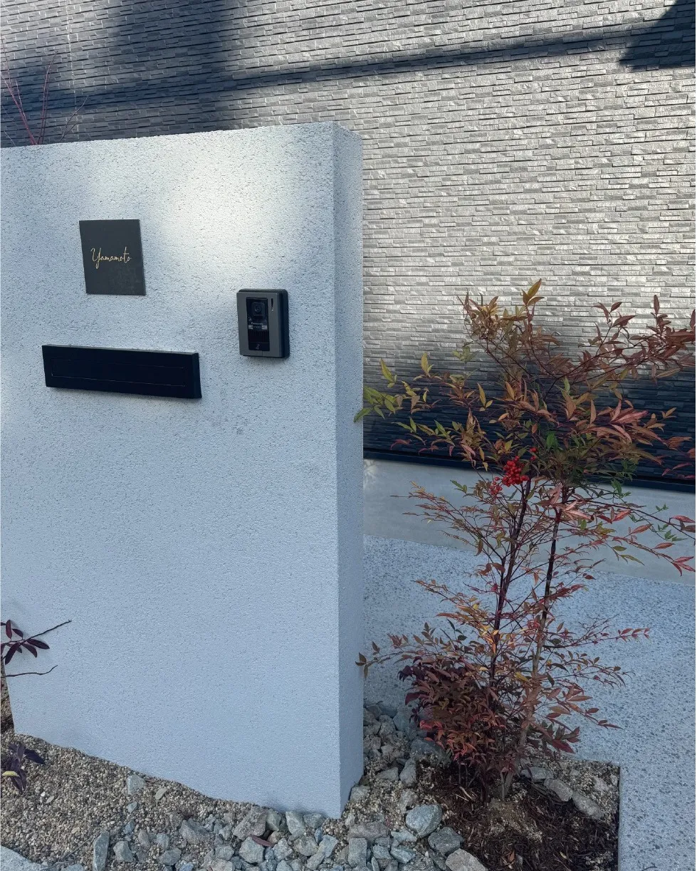 植栽と門柱でまわりとは違う外観に🌿
