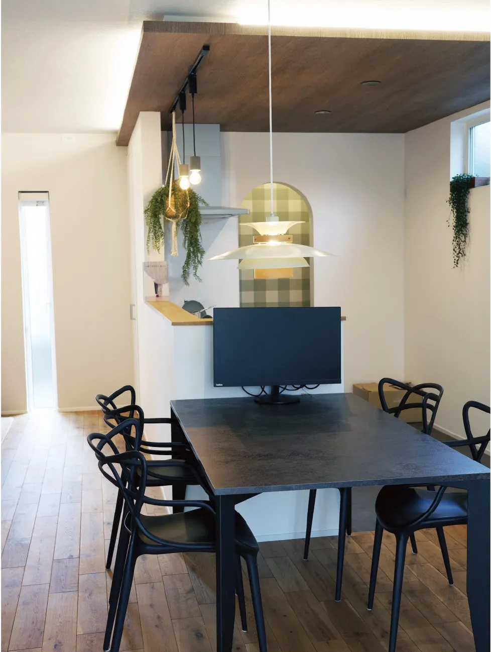 間接照明と下げ天井で雰囲気のあるLDKに✨