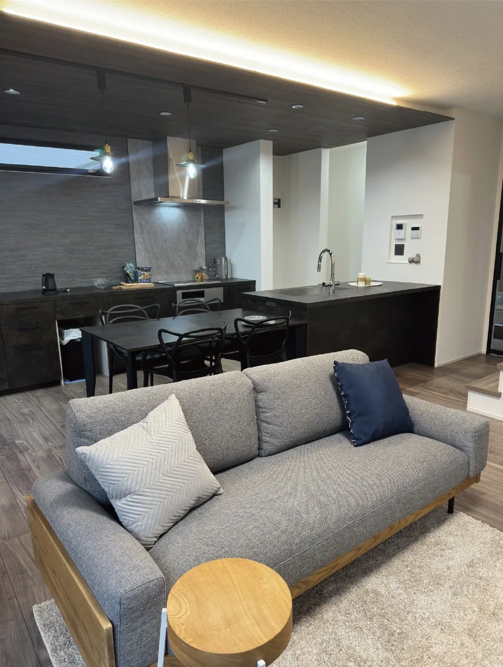 間接照明と下げ天井で雰囲気のあるLDKに✨