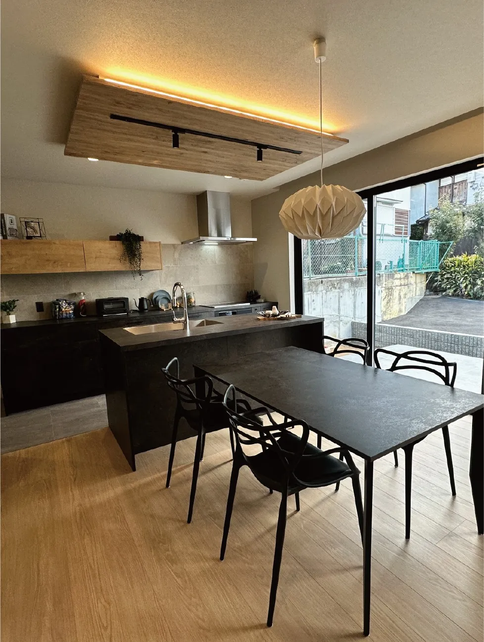 間接照明と下げ天井で雰囲気のあるLDKに✨